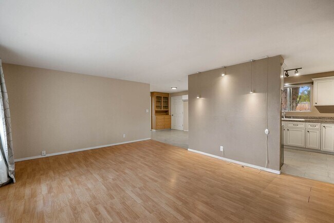 Foto del edificio - 4 Bedroom Home with Covered Parking & Fenced Backyard