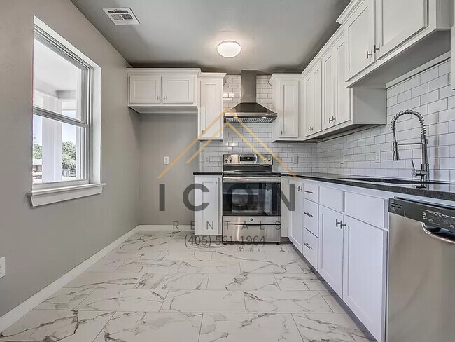 Building Photo - 2204 Hasley Dr