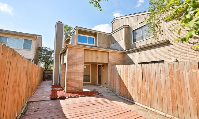 Foto del edificio - 2-bedroom, 2.5-bathroom condo is located i...