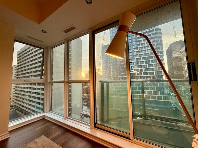Building Photo - 445 Laurier Av W