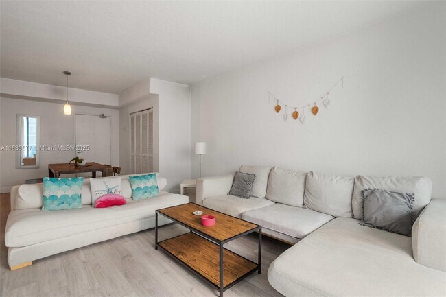 Foto del edificio - 7501 E Treasure Dr
