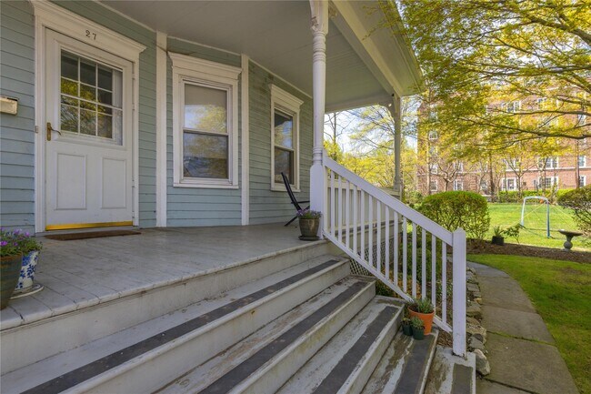 Foto del edificio - 27 Meadow Ave