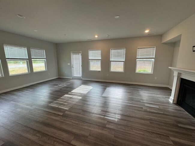 Foto del edificio - End-Unit Gem Near White Oak Crossing – Style, Space & Convenience!
