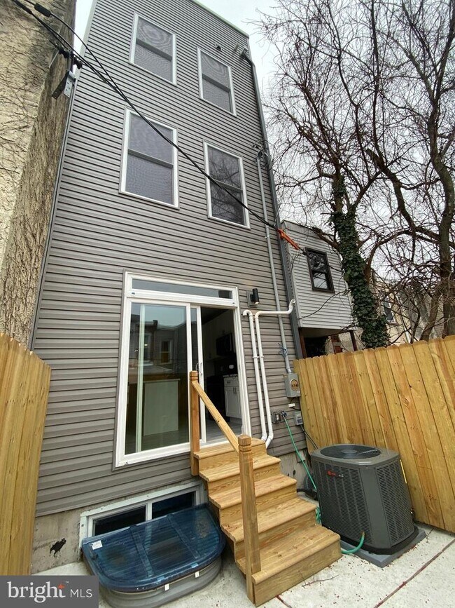 Building Photo - 1420 N Newkirk St