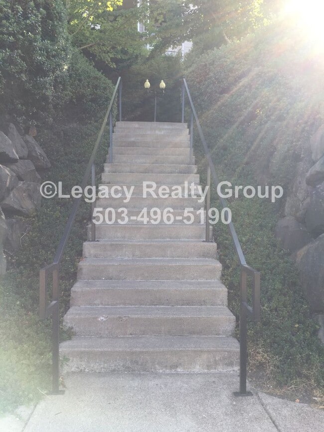 Building Photo - Upscale West Linn Condo!