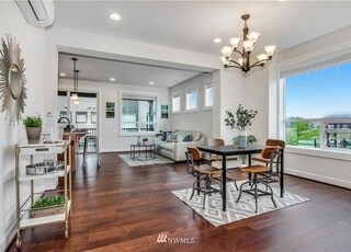Building Photo - 923 NE Ellis Dr
