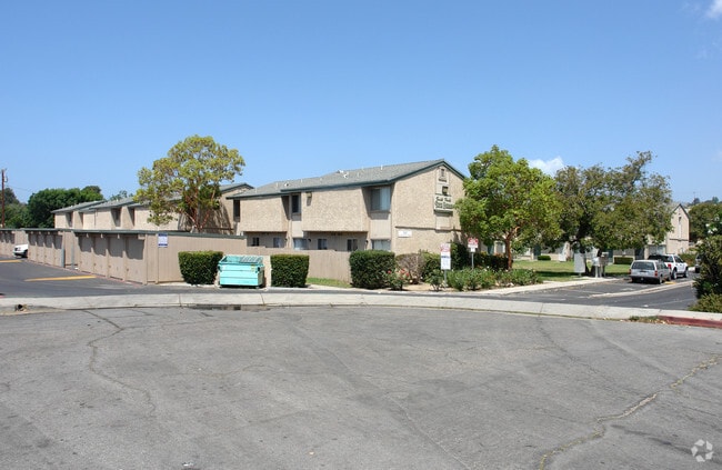 Building Photo - Santa Paula Townhouse