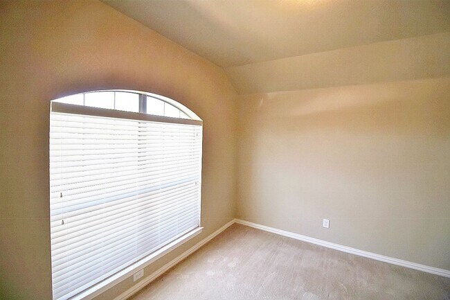 Building Photo - Lovely 3/2/2 in Waxahachie For Rent!