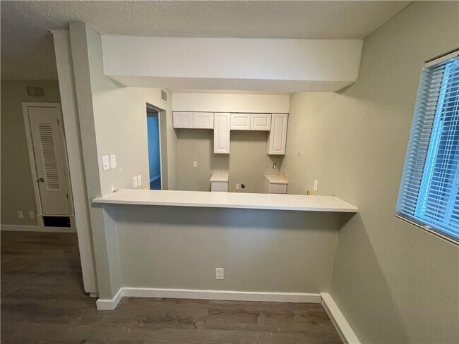 Building Photo - 104 E 32nd St