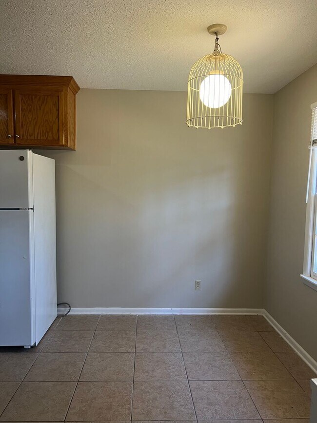 Building Photo - Available NOW - 523 Victoria Drive