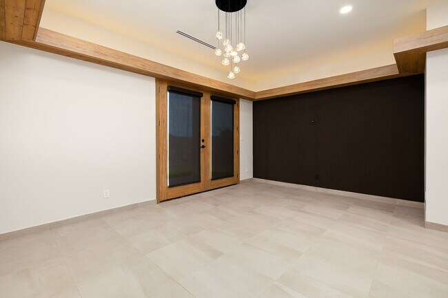 Building Photo - Carey Estates 705