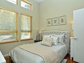 Building Photo - 1601 E 5th St.