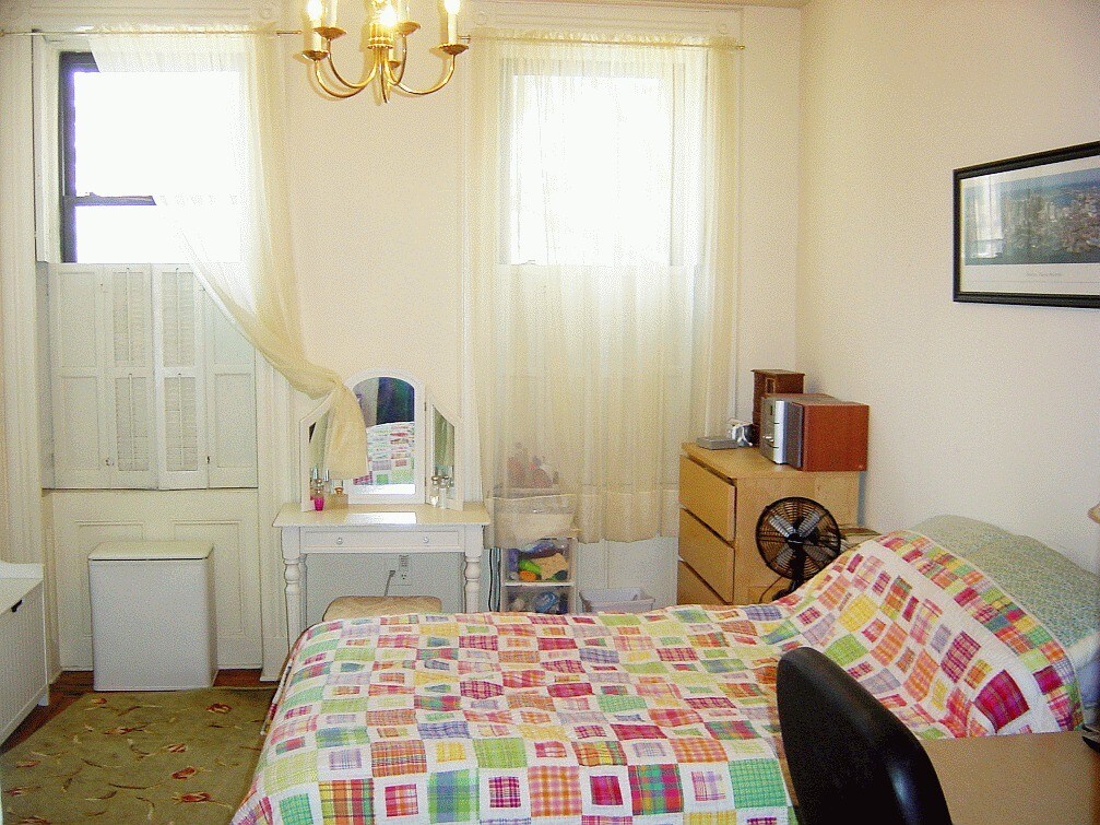 Sunny King-Sized Bedroom - 113 14th St