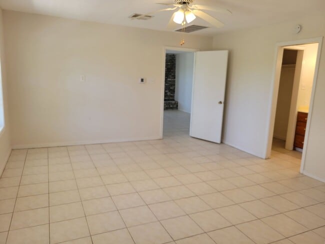 Building Photo - Spacious 4B/3B Home Available on 4.75 Acres