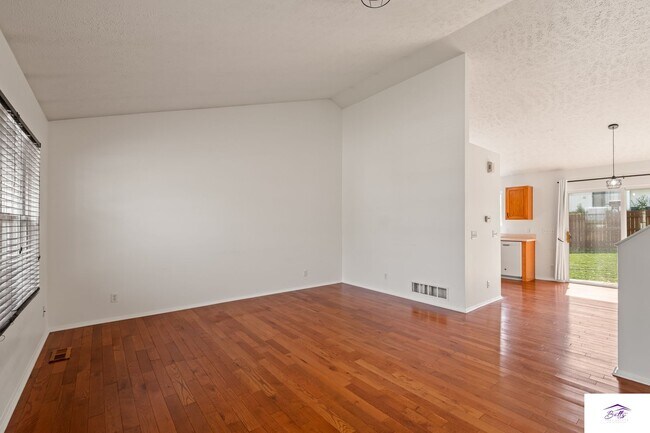 Foto del edificio - AVAILABLE NOW!
