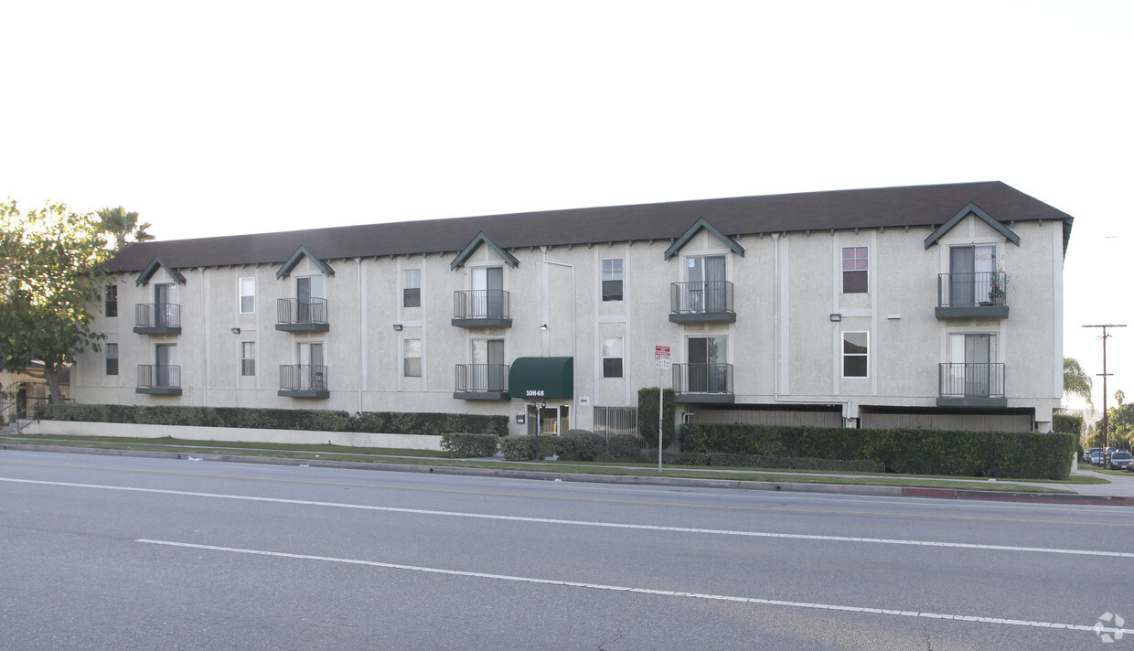 Primary Photo - Victory Blvd Apartments