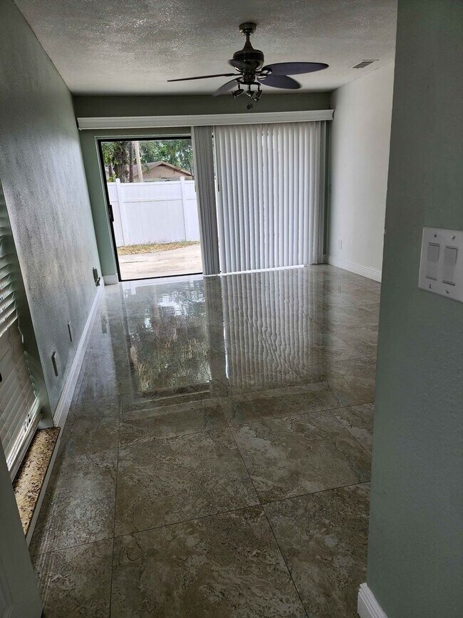 Foto del edificio - 10343 Rosemount Dr