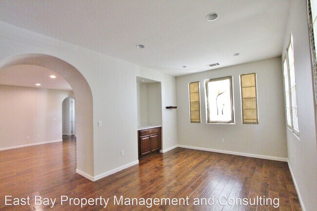 Building Photo - 4 br, 3.5 bath House - 4625 Malayan St.