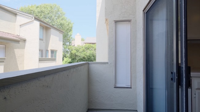 Building Photo - La Jolla 3BR/2.5BA Townhouse @ Eastbluff N...