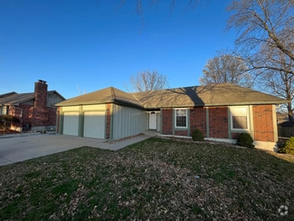 Building Photo - 908 NW Springwood Dr