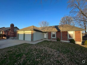Building Photo - 908 NW Springwood Dr