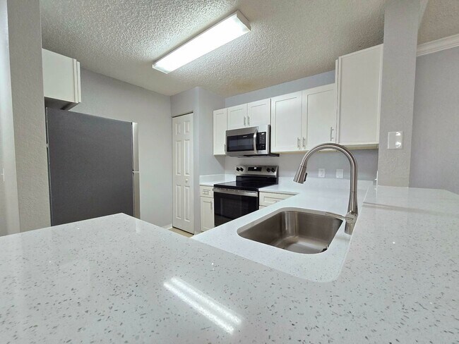 Foto del edificio - Beautiful 2BR/2BA Condo in Sunset Lakes – Lake & Tree Views!