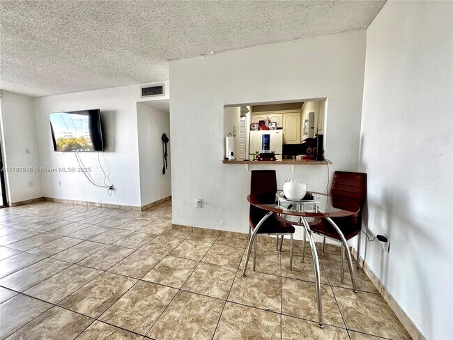 Foto del edificio - 8145 NW 7th St