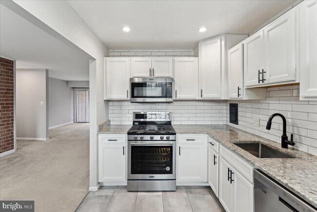 Building Photo - 5960 Westchester Park Dr