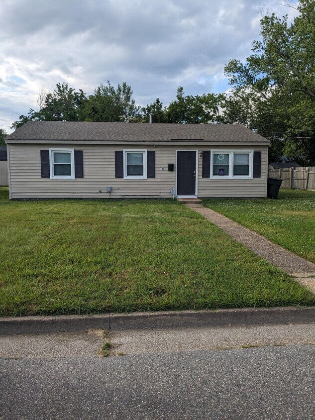 Primary Photo - 1821 Moger Dr