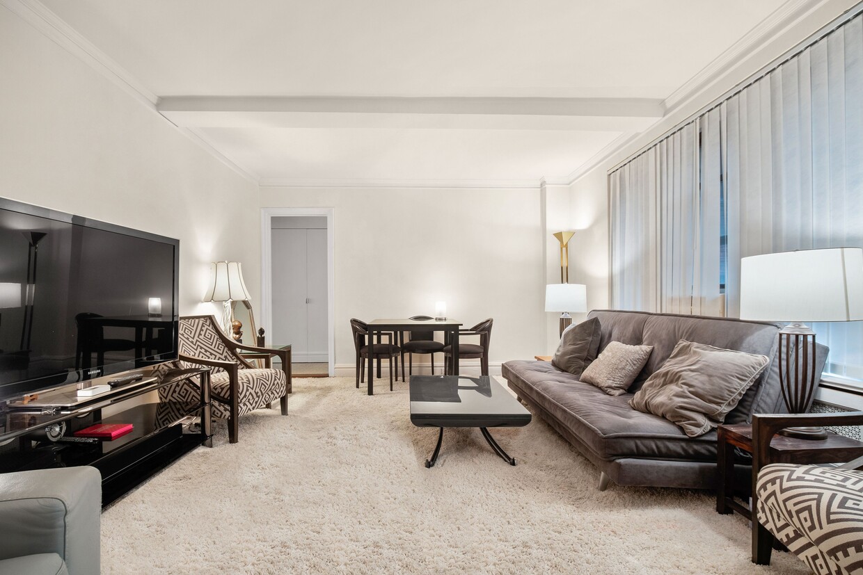 Foto principal - 319 E 50th St