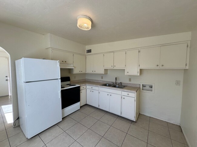 Building Photo - 2814 N Fontana Ave