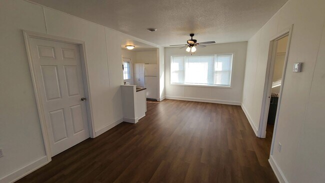 Foto del edificio - 244 E Woodland Ln