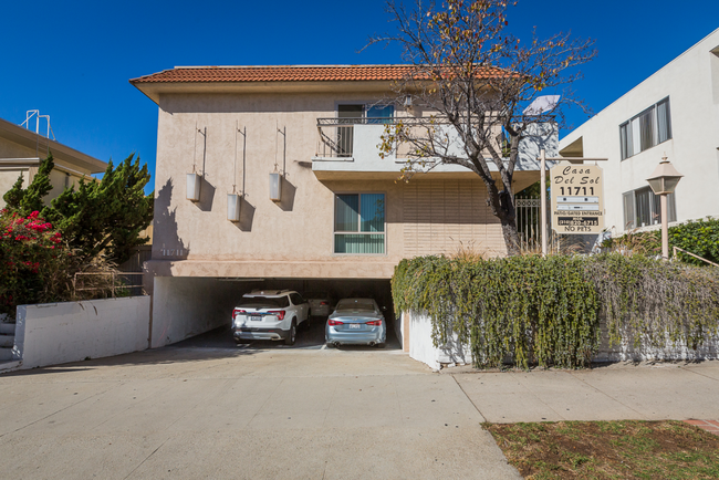 Building Photo - 11711 Darlington Ave