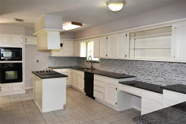 Building Photo - 3018 Arrowhead Dr