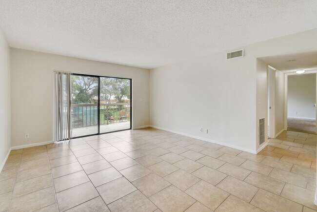Foto del edificio - FREE JANUARY RENT - 2/2 Condo in Palm Beac...