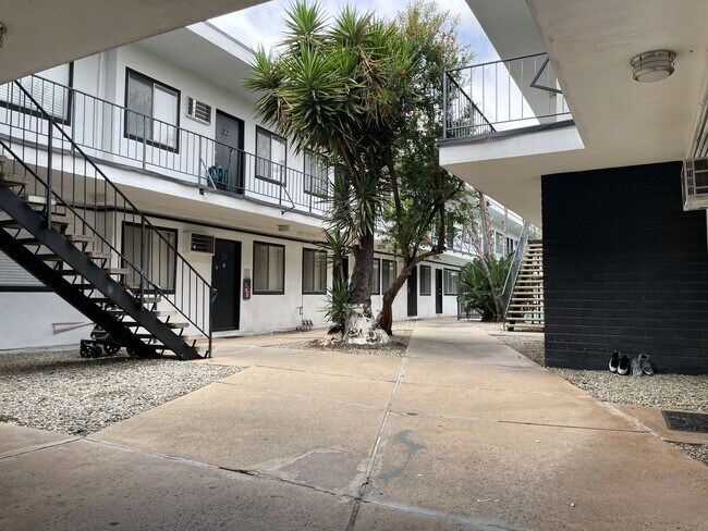 Foto del edificio - The Nicole Apartments