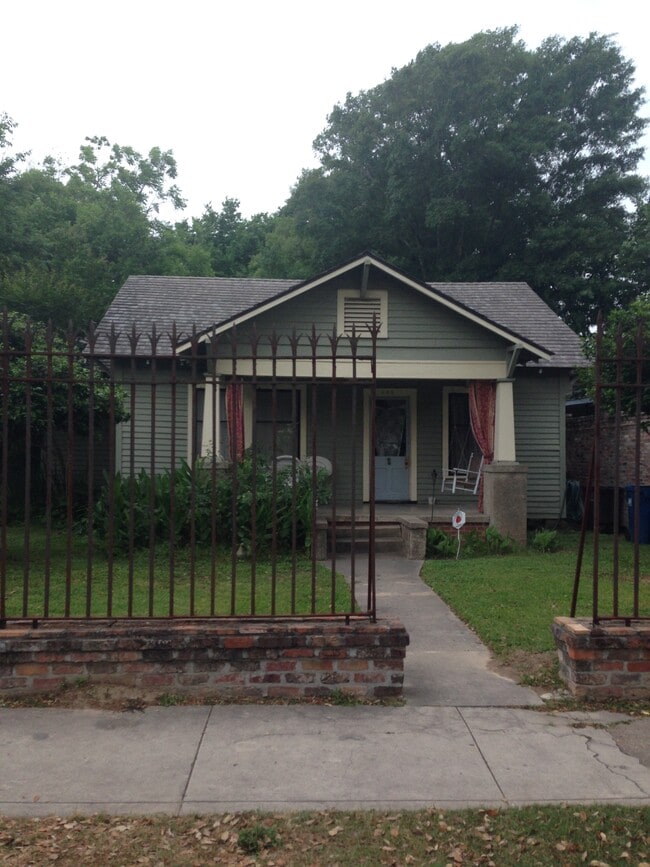 Building Photo - 608 Madison St