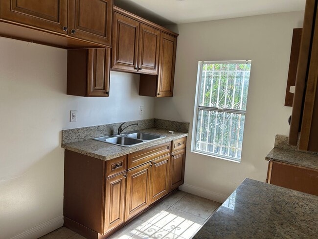 Photo - 1402 E 57th St Apartment