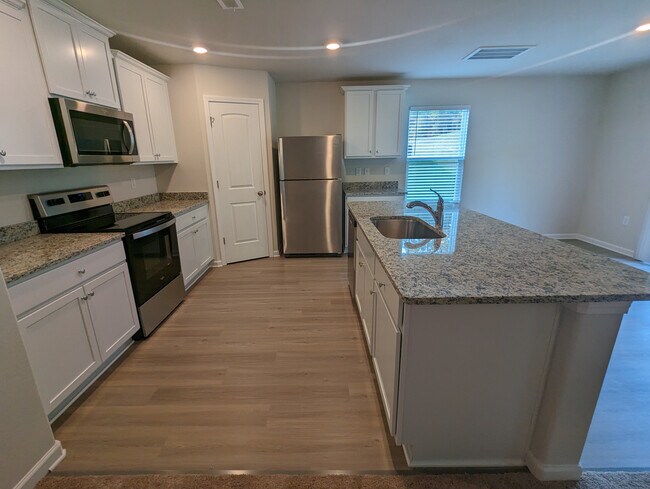 Foto del edificio - Room in Single Family Home on Trailblazer St