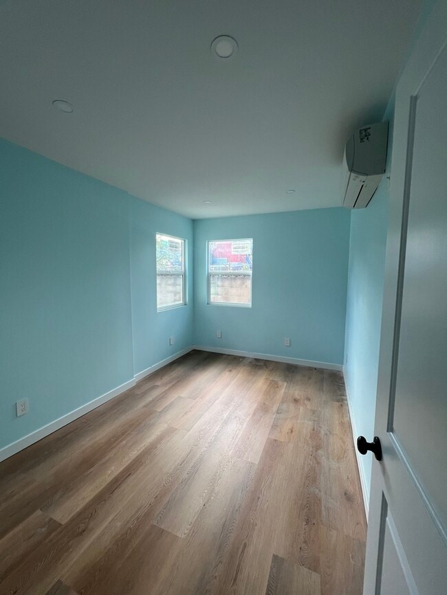 Foto del edificio - Brand new constructed! Triplex, 2 bedroom 1 bath
