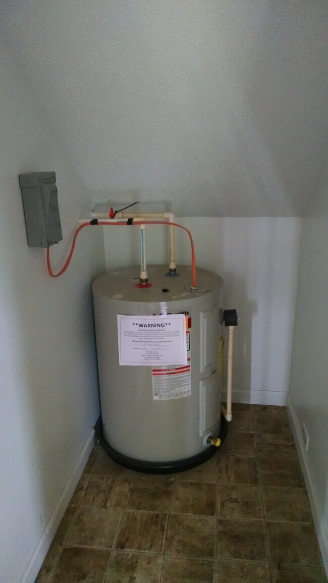 Calentador de agua en el armario - 4803 Marion Ripley Rd