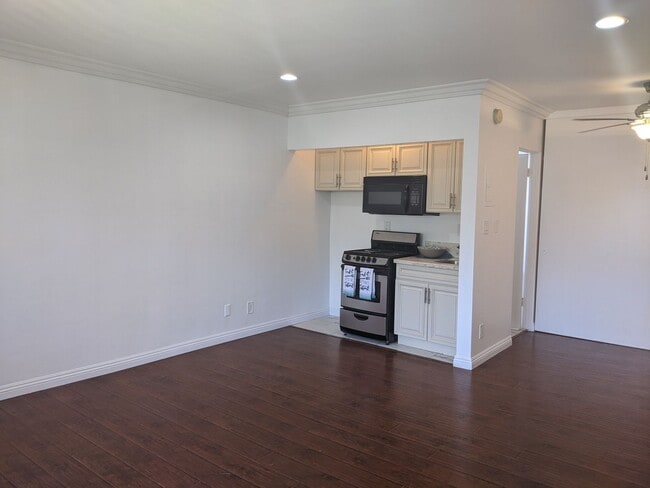 Interior Photo - 14024 Oxnard St