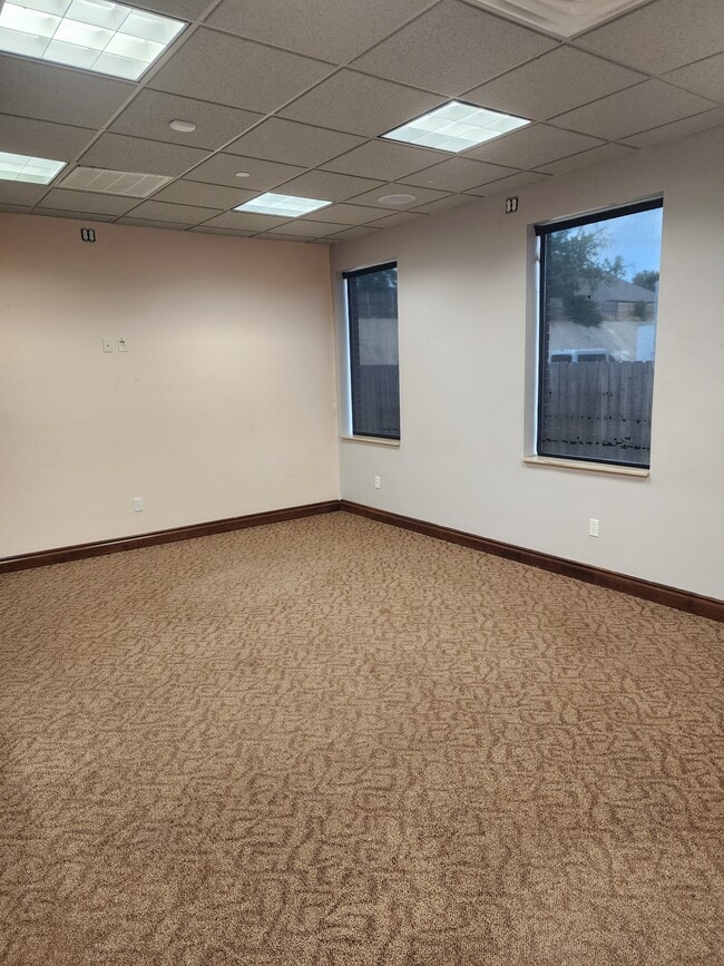 Building Photo - 6015 NW 120th Ct