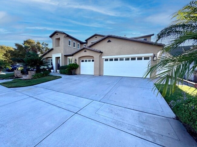 Building Photo - Stunning 5 bedroom Pool home located in th...