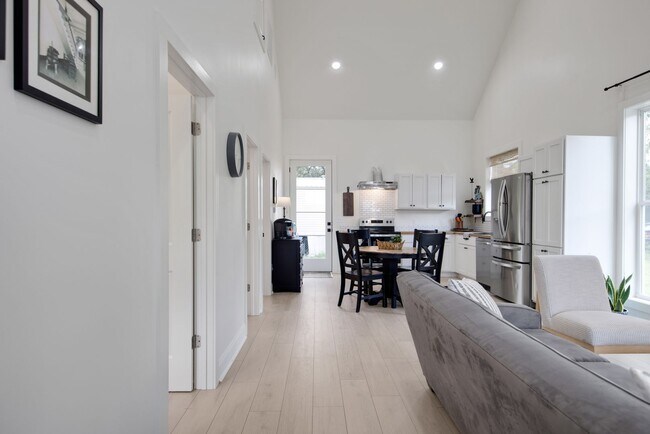 Building Photo - Fully furnished rental home in the heart o...