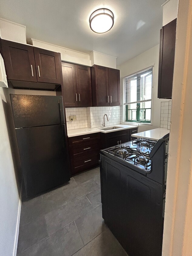 Primary Photo - 1594 Metropolitan Ave