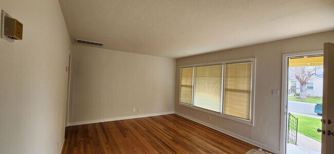 Foto del edificio - 2 Bedroom 1.5 Bathroom Home in S. Land Park with Updated Kitchen