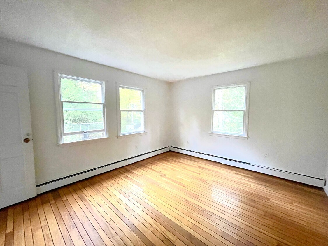 Foto del edificio - 436 Long Plain Rd