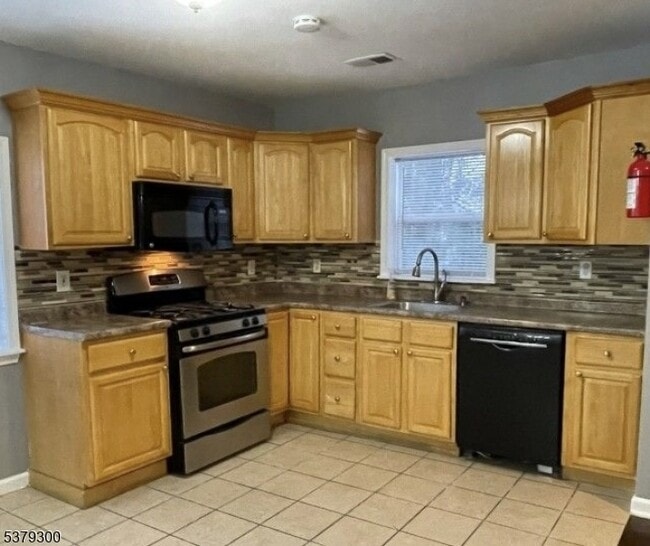 Foto del edificio - 623 Galloping Hill Rd