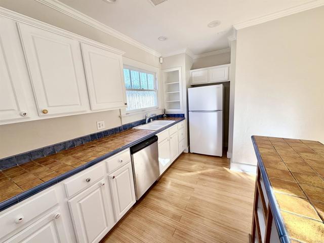 Foto del edificio - 230 W H St